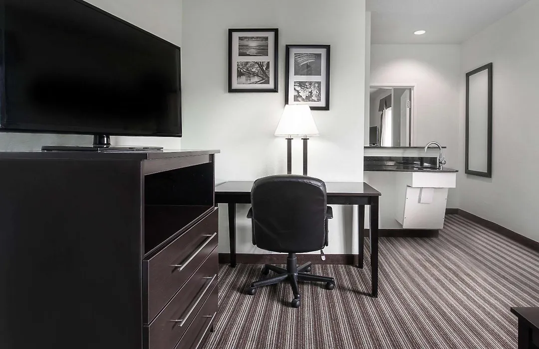Days Inn & Suites By Wyndham Dallas-1